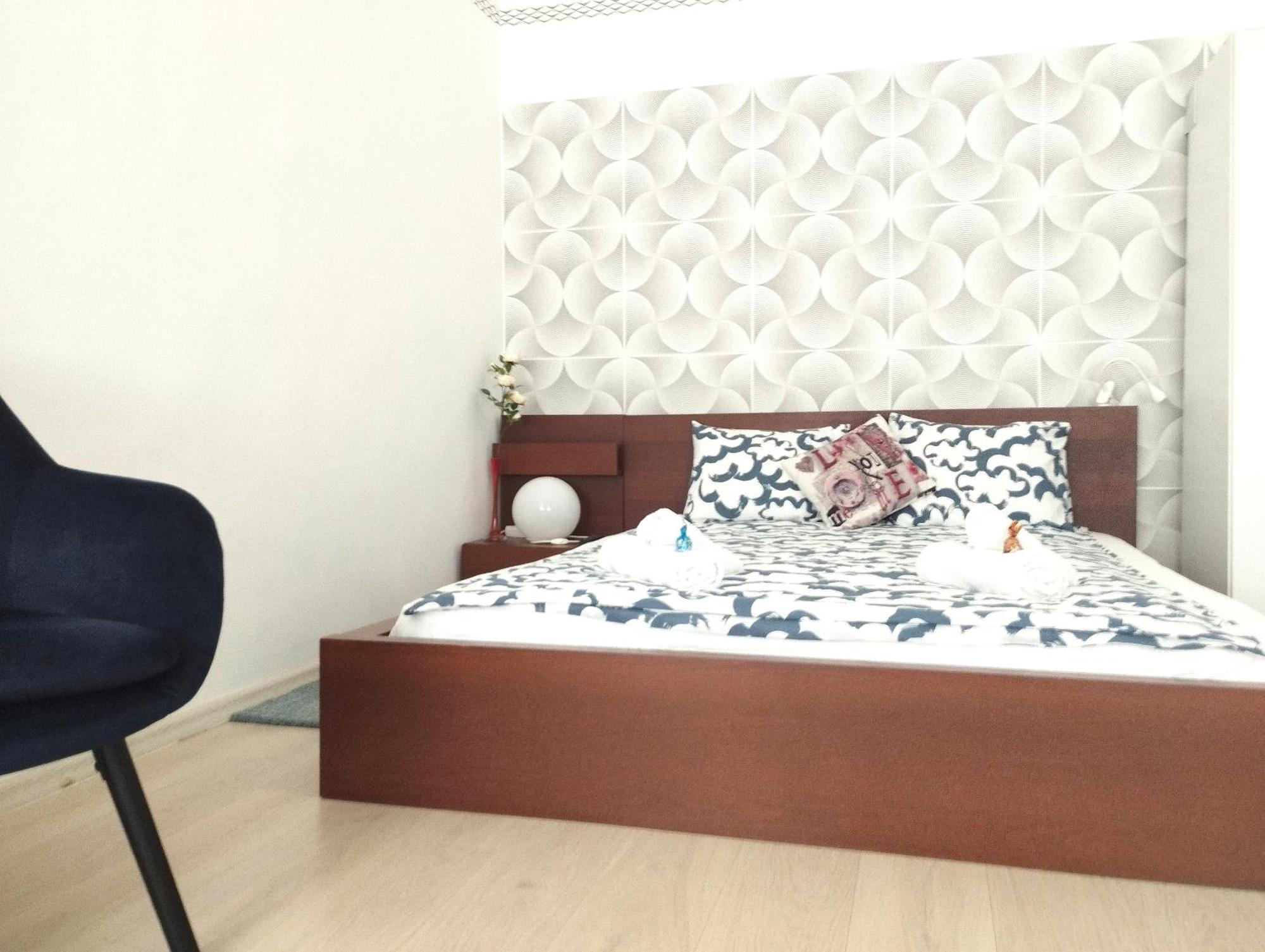 Free Parking Garage! Downtown Close To New York Cafe Budapeszt